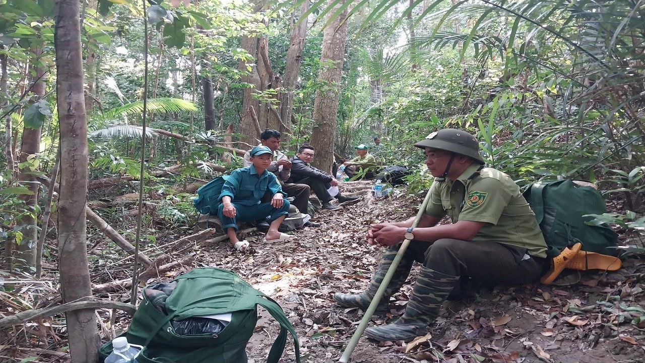 Lâm tặc bỏ chạy để lại gỗ lậu khi bị lực lượng Liên ngành tuần tra phát hiện.